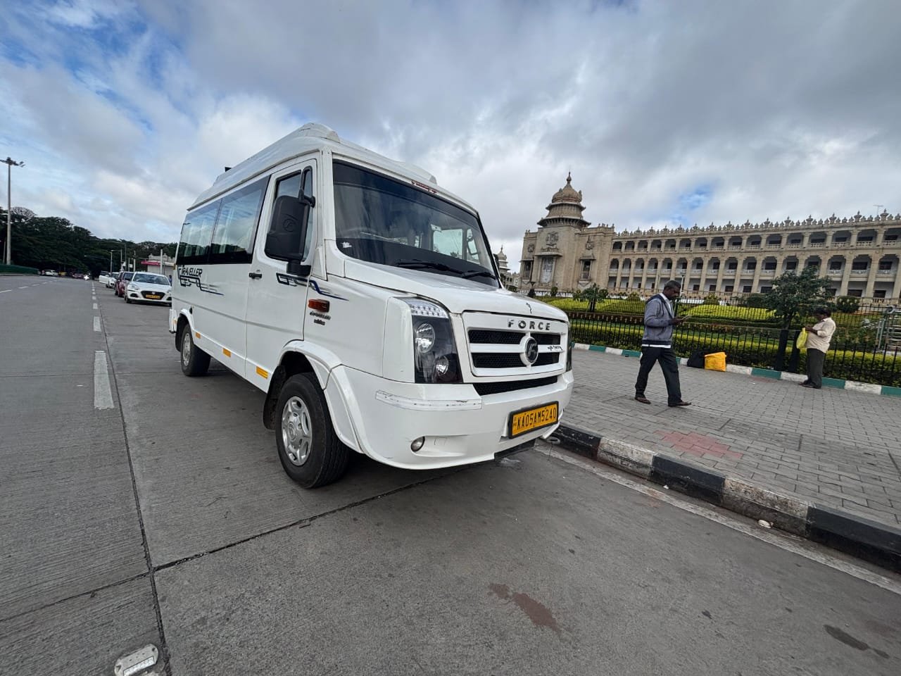 9-Seater Tempo Front Profile